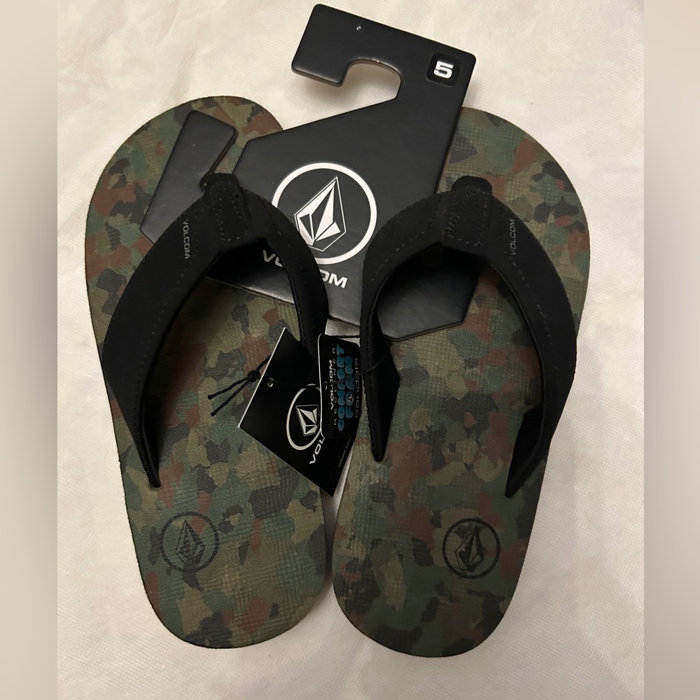 NEW Volcom Boys Size 5 comfort foam sandals Flip Flops Camouflage Design